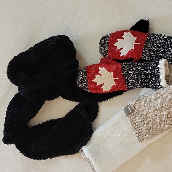 BUNDLE OF HBC MITTENS , HOT SOCKS BY BENCH AND WARM SCARF - Picture 6 of 8